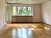 Wohnzimmer - Drei-Zimmer-Hochparterrewohnung mit Loggia in ruhiger Wohnlage