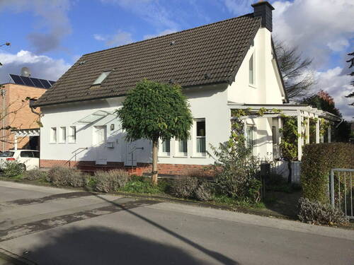 Hausansicht von rechts - neuer Preis: freistehend, hell, komfortabel, pflegeleicht: Einfamilienhaus mit Einliegerwohnung