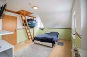 Schlafzimmer mit Zugang zum Boden - 