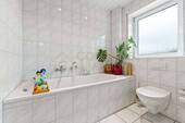 Lichtdurchflutetes Badezimmer mit Dusche und Badewanne - 