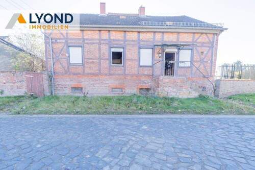 Straßenansicht - Charmantes Einfamilienhaus mit großem Potenzial - hier beginnt Ihr neues Kapitel!