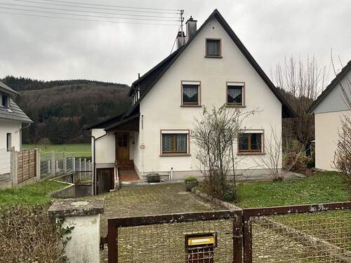 Frontansicht mit Hoftor - 7 Zimmer Einfamilienhaus zum Kaufen in Seelbach