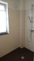 Bad mit Dusche + Fenster - 