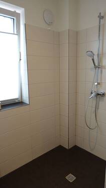 Bad mit Dusche + Fenster - 