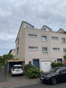 Straßenseite - 6 Zimmer Reihenendhaus in Frankfurt OT Eschersheim