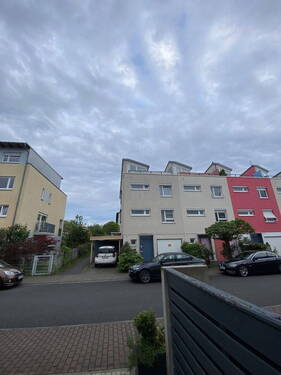 Straßenseite mit Garage - Reihenendhaus mit 160,00 m² in Frankfurt OT Eschersheim zum Kaufen