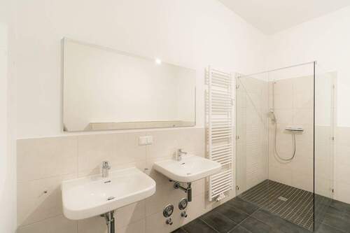 Bad Bild 1 - 4 Zimmer Etagenwohnung zur Miete in Dresden