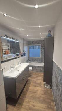 Bad mit Badewanne/WC - 