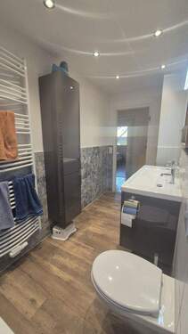 Bad mit Badewanne/WC - 