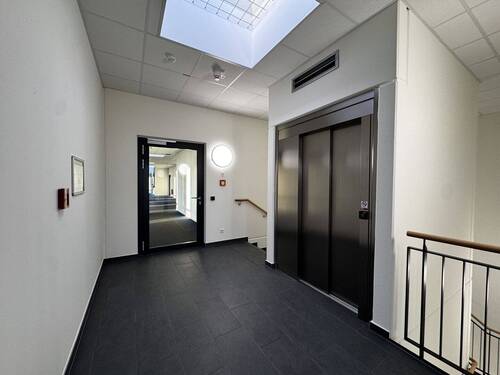 Treppenhaus mit Aufzug - 