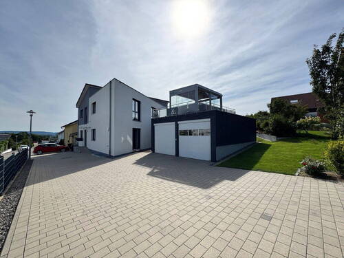 Hausansicht, Garage+Stellplatz - 