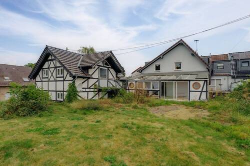 Titelbild - Charmantes, renovierungsbedürftiges Zweifamilienhaus mit großem Grundstück