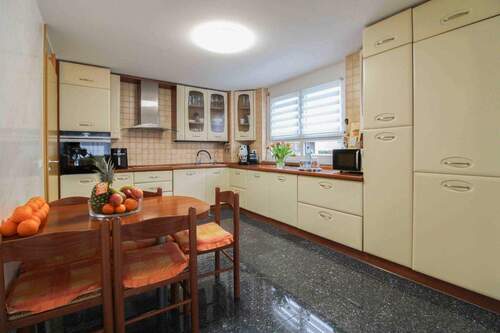 großzügige Küche EG - 4 Zimmer Einfamilienhaus in Stuttgart