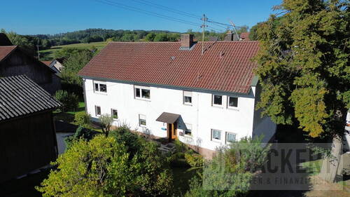 Ansicht Luftaufnahme - Großes Ein- bis Zweifamilienhaus mit Nebengebäuden in Mainleus - OT!