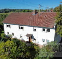 Großes Ein- bis Zweifamilienhaus mit Nebengebäuden in Mainleus - OT!