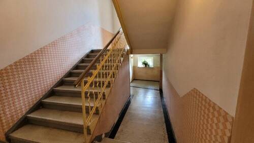 Eingangsbereich Treppenhaus - Mehrfamilienhaus, Wohnhaus mit 291,10 m&sup2; in Treuen zum Kaufen