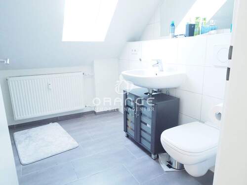Badezimmer - Etagenwohnung mit 74,00 m² in Holzheim zum Kaufen