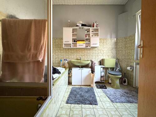 Bad mit Dusche und Wanne im EG - 