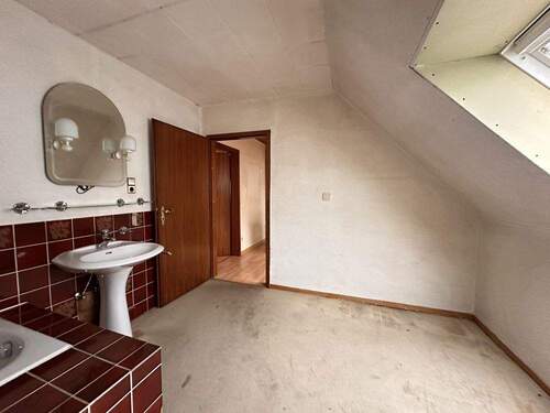 sanierungsbed. Bad im DG - 