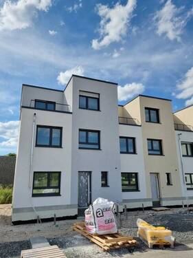 Front Ansicht Haus 23 - Endlich ankommen - 6-Zimmer Reiheneckhaus, Dachterrasse + sonniger Garten! *Hessengeld gecheckt?