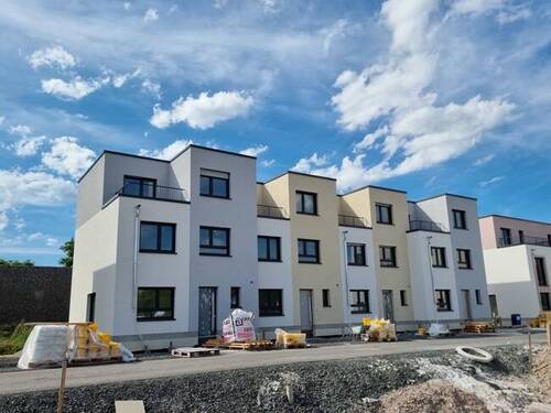 Front Ansicht Zeile1 - 6 Zimmer Reihenendhaus zum Kaufen in Hanau-Steinheim