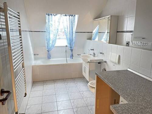 Geräumiges Bad mit Fenster - 