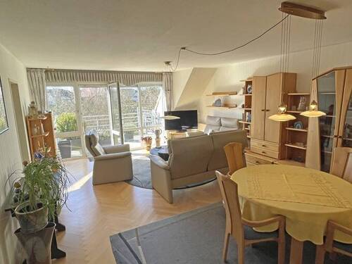 Großzügiges Wohnzimmer - 