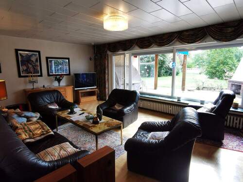 Wohnzimmer mit Blick zur Terrasse - 