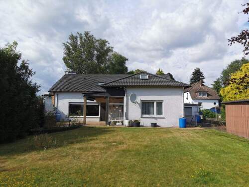 Ansicht aus dem Garten - Viel Raum zum Leben: Einfamilienhaus mit großem Garten und Terrasse in Holzminden