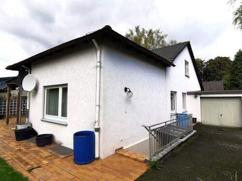 Weg zum Keller und Garage - 