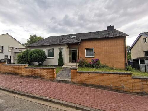 Straßenansicht - 5 Zimmer Einfamilienhaus in Holzminden