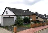 Straßenansicht mit Garage - Einfamilienhaus mit 120,00 m² in Holzminden zum Kaufen