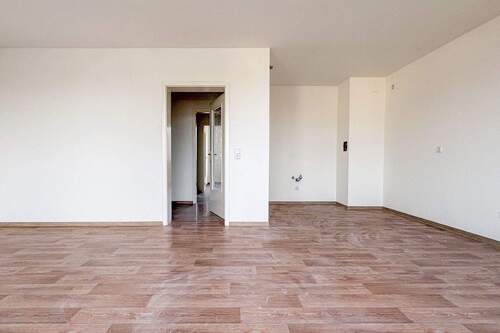 Wohnzimmer_Blick vom Balkon - 3 Zimmer Etagenwohnung zur Miete in Chemnitz