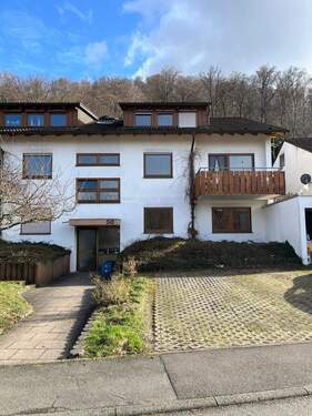 Hausansicht - Neu renovierte 2-Zi. ETW in kleiner Einheit mit Gartenanteil und Stellplatz im Freien