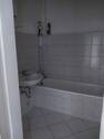 Bad mit Wanne und Waschbecken - 