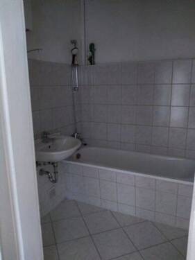 Bad mit Wanne und Waschbecken - 