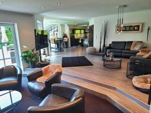 Wohn-und Esszimmer mit offener Küche - 