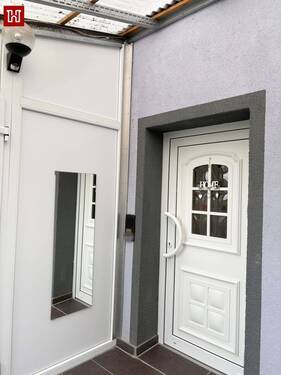 .. überdachter Bereich vor der Haustür ! - 5 Zimmer Mehrfamilienhaus, Wohnhaus in Kitzingen