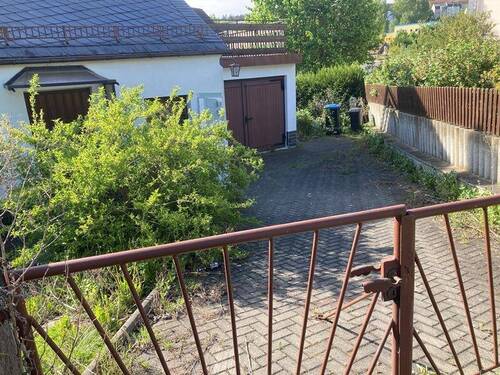 Zufahrt und Garage - 4 Zimmer Einfamilienhaus in Plauen
