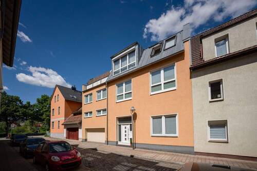 Straßenansicht - modernes Stadthaus mit Doppelgarage und offenem Wohnkonzept