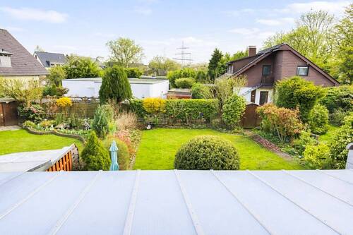 Ausblick vom Dachgeschoss zum Garten - Wohntraum in Meerbusch! - 310.000,00&nbsp;EUR Kaufpreis, ca.&nbsp; 100,00&nbsp;m&sup2;&nbsp;Wohnfl&auml;che
