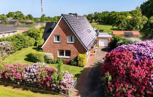 Luftbild - Wohnen in ruhiger Naturkulisse - Gepflegtes Zweifamilienhaus am Waldrand in Welmbüttel
