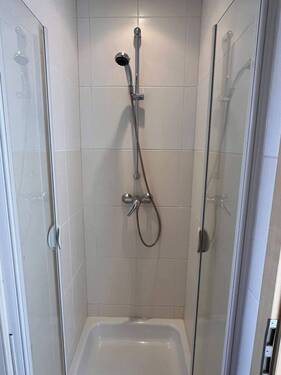 Tageslichtbad mit Wanne und Dusche - 