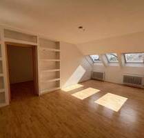 Geräumige 4-Zimmer-Dachgeschosswohnung im Ortszentrum mit zwei Balkonen - Feucht