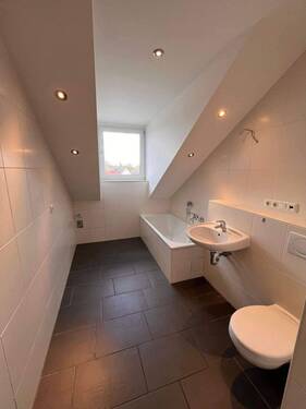 Tageslichtbad mit Wanne und Dusche - Etagenwohnung mit 117,80 m&sup2; in Feucht zum Kaufen