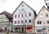 Das Gebäude von vorn - Provisionsfrei! Zentrales Wohn- und Geschäftshaus mit Wohnungen, Praxis und Ladenfläche
