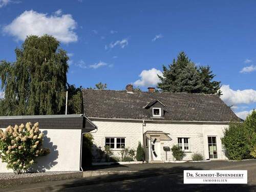 Bild 1 - Gemütliches Einfamilienhaus mit Doppelgarage, Teich und Gartenloggia in Weitefeld!