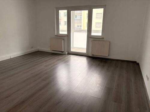 Wohnen - Großzügig geschnittene, helle 2-Zimmer-Wohnung mit Wintergartenbalkon - Stadtteil Rennweg