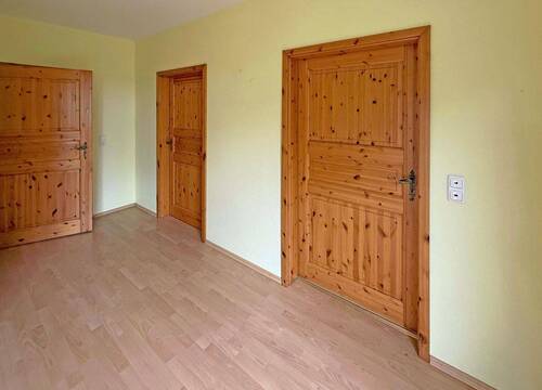 Schlafzimmer mit Zugang zum Bad, begehbaren Kleiderschrank + zur Diele - 
