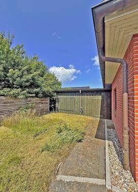 Hausseite mit Durchgang zum Carport - 4 Zimmer Einfamilienhaus in Högersdorf